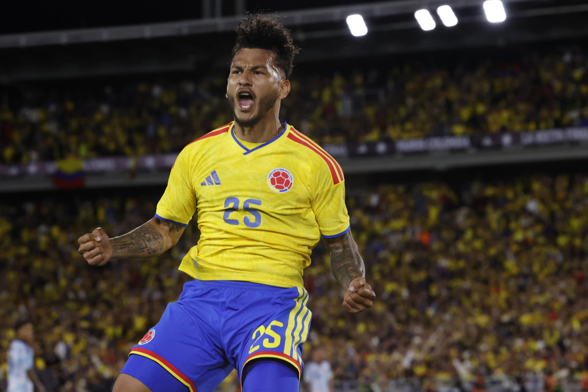Luis Suárez, de Colombia, celebra un gol este lunes en un partido amistoso ante Costa Rica previo a la Copa Mundial de Fútbol de 2026, en el estadio El Campín de Bogotá. EFE/ Mauricio Dueñas Castañeda 