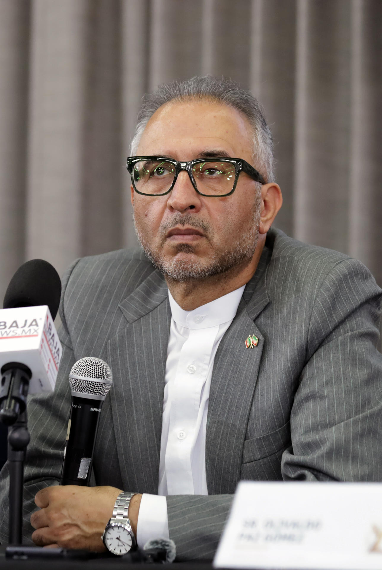 El embajador de Irán en México, Albolfazl Pasandideh (d), fue captado este 6 de junio, durante una conferencia de prensa, en la ciudad de Tijuana (México). EFE/Joebeth Terríquez 