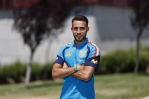 El defensa de la selección española, Eric García atiende a los medios durante el día abierto a los medios en la concentración de la selección con motivo de su participación en el Mundial este lunes en la Ciudad del Fútbol de Las Rozas, Madrid. EFE/ Rodrigo Jimenez