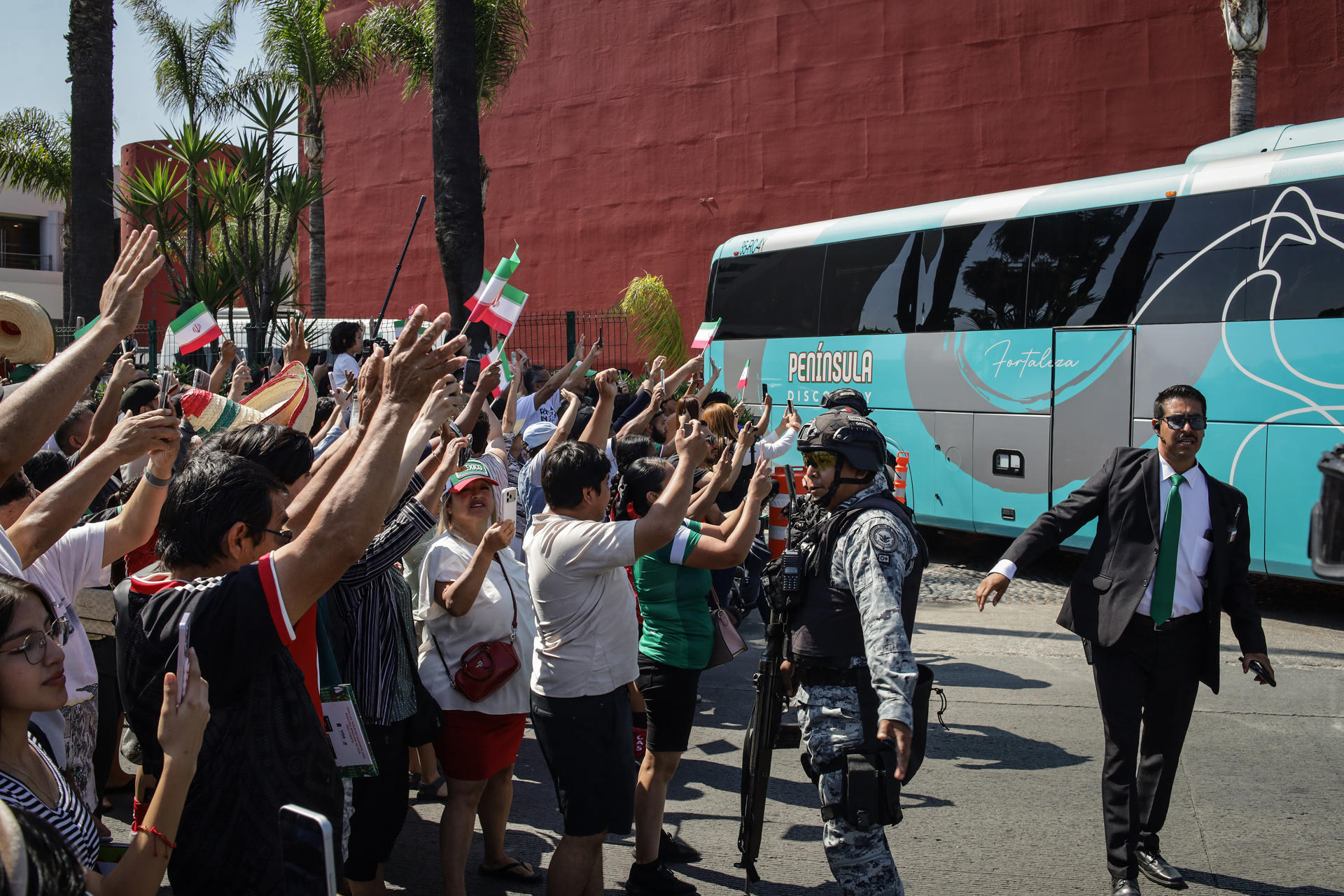 Aficionados despiden a los jugadores de la selección de Irán afuera del hotel este domingo en Tijuana (México). EFE/Joebeth Terriquez