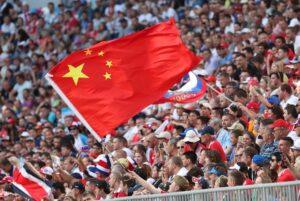 Fotografía de archivo del 17 de junio de 2018, en la que puede verse a un aficionado agitando una bandera de China, durante un partido. EFE/TATYANA ZENKOVICH *Sólo uso editorial*