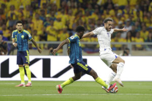 Oston Urunov (d) de Uzbekistán disputa un balón con Jefferson Lerma de Colombia este miércoles, en un partido del grupo K del Mundial de la FIFA 2026 entre Uzbekistán y Colombia, en el estadio Azteca en Ciudad de México (México). EFE/ Isaac Esquivel