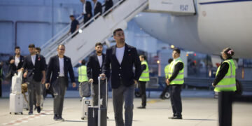 Imagen de los jugadores de la selección iraní de fútbol a su llegada al Aeropuerto Internacional de Tijuana, México. EFE/Joebeth Terriquez
////////// Players from the Iranian national soccer team disembark from the plane upon their arrival at Tijuana International Airport, Mexico, 07 June 2026. The Iranian team arrived in the early hours of the morning in the Mexican city of Tijuana, where it will set up its base of operations ahead of its World Cup matches to be held in the United States, amid logistical and diplomatic obstacles from Washington. EFE/Joebeth Terriquez
