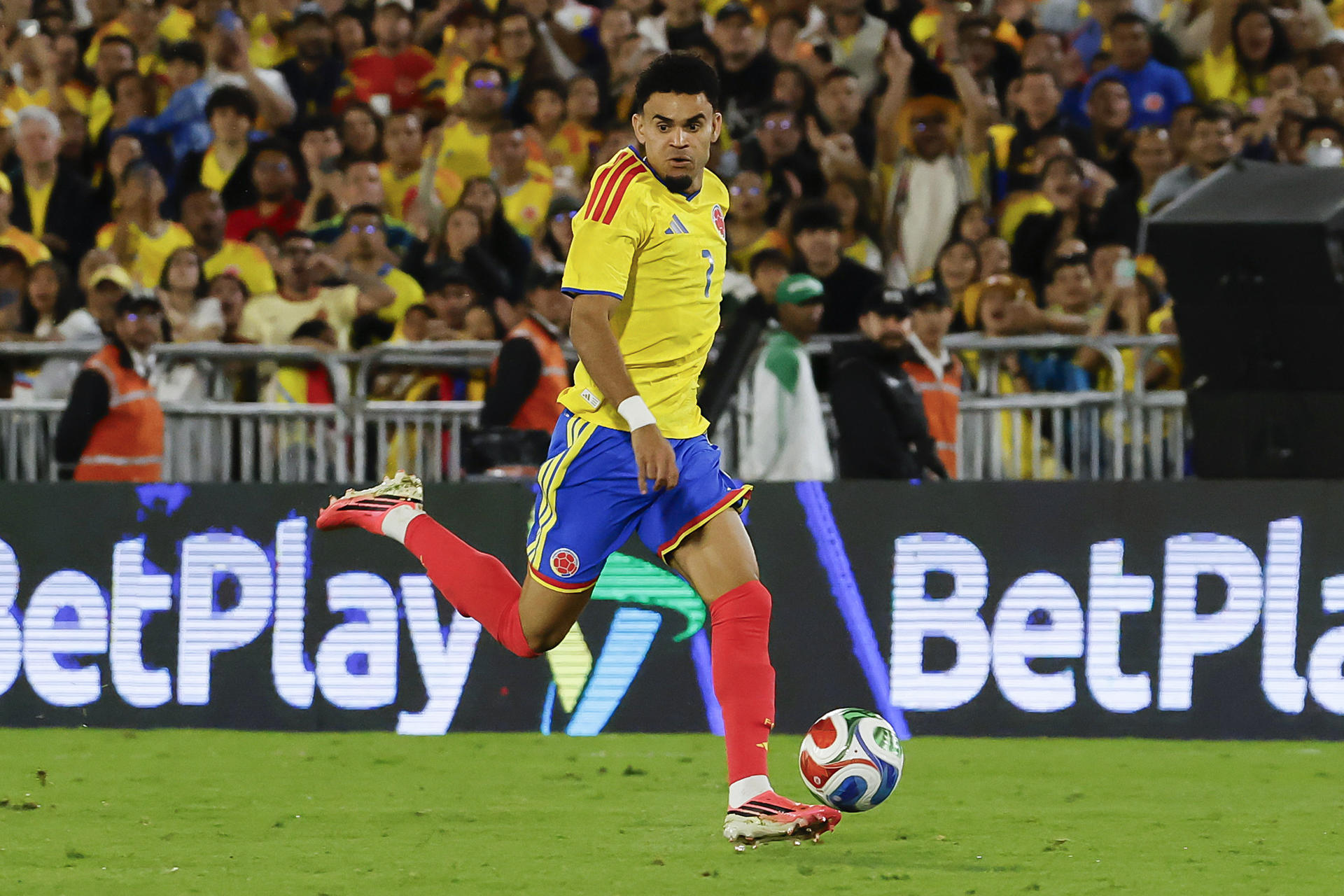 Luis Díaz, de Colombia, controla el balón este lunes en un partido amistoso frente a Costa Rica en el estadio El Campín, en Bogotá. EFE/ Mauricio Dueñas Castañeda 