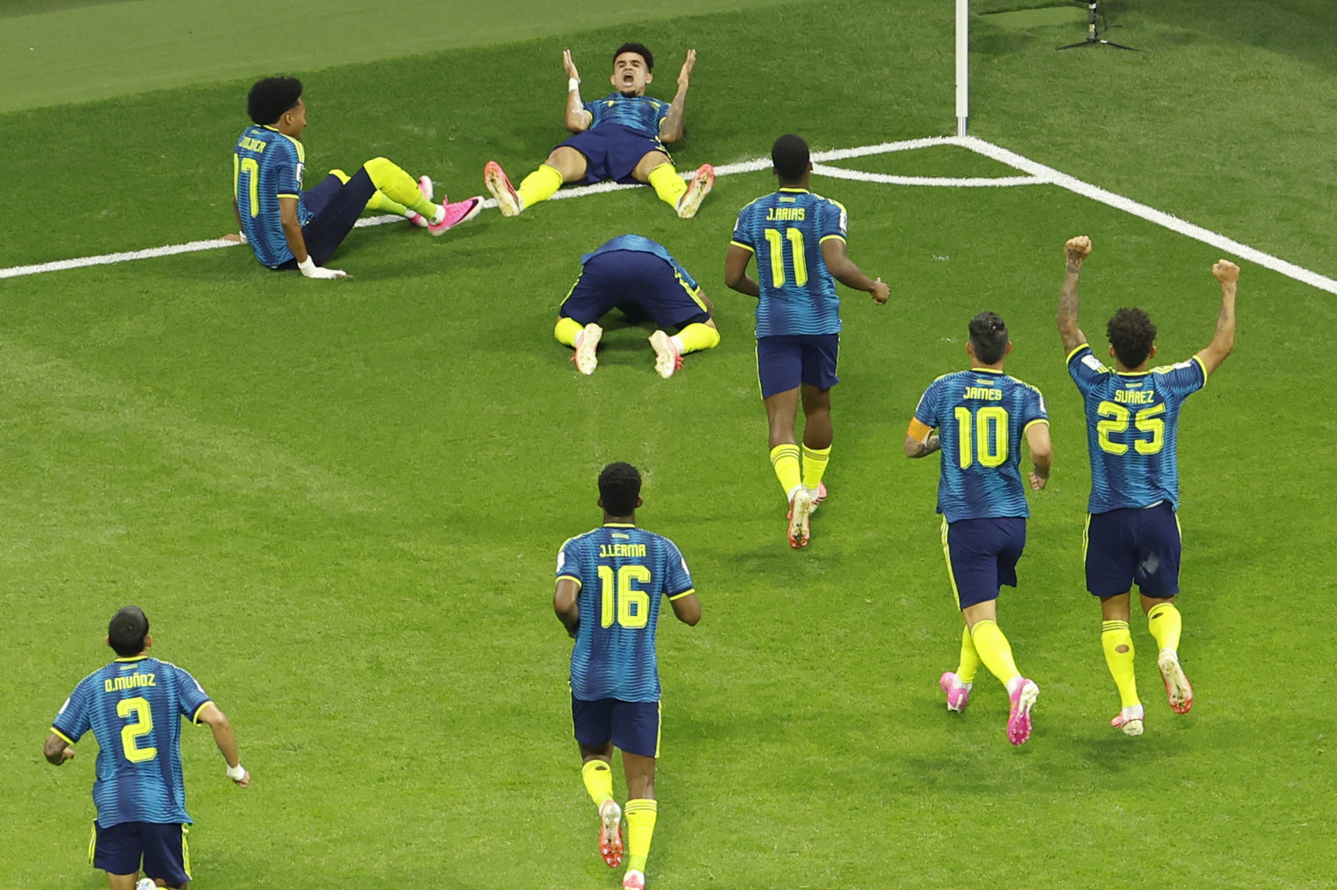 Luis Díaz (acostado bocarriba), de Colombia, celebra su gol este miércoles en un partido del Grupo K del Mundial 2026 ante Uzbekistán en el estadio Azteca en Ciudad de México. EFE/ Sashenka Gutiérrez