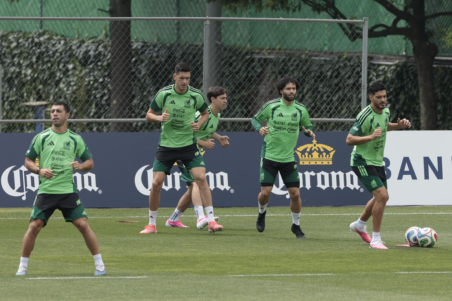 Jugadores de la selección de México participan en un entrenamiento este sábado, en el Centro de Alto Rendimiento de la Federación Mexicana de Fútbol en Ciudad de México. EFE/ José Méndez