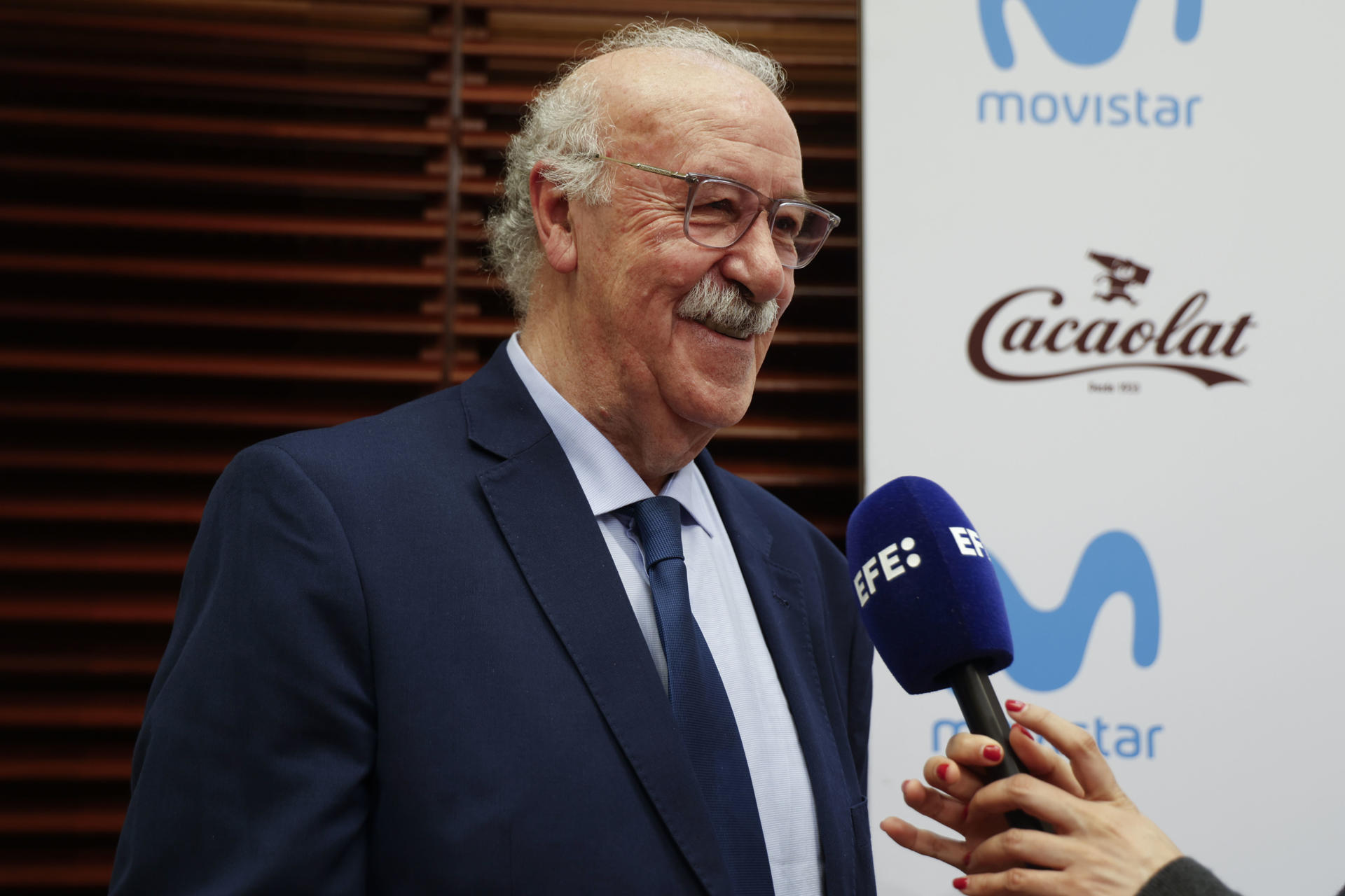 Fotografía de Maria Aguilella Pardo, en la que puede verse en una imagen de archivo del pasado 25 de marzo al exseleccionador español Vicente del Bosque. EFE 