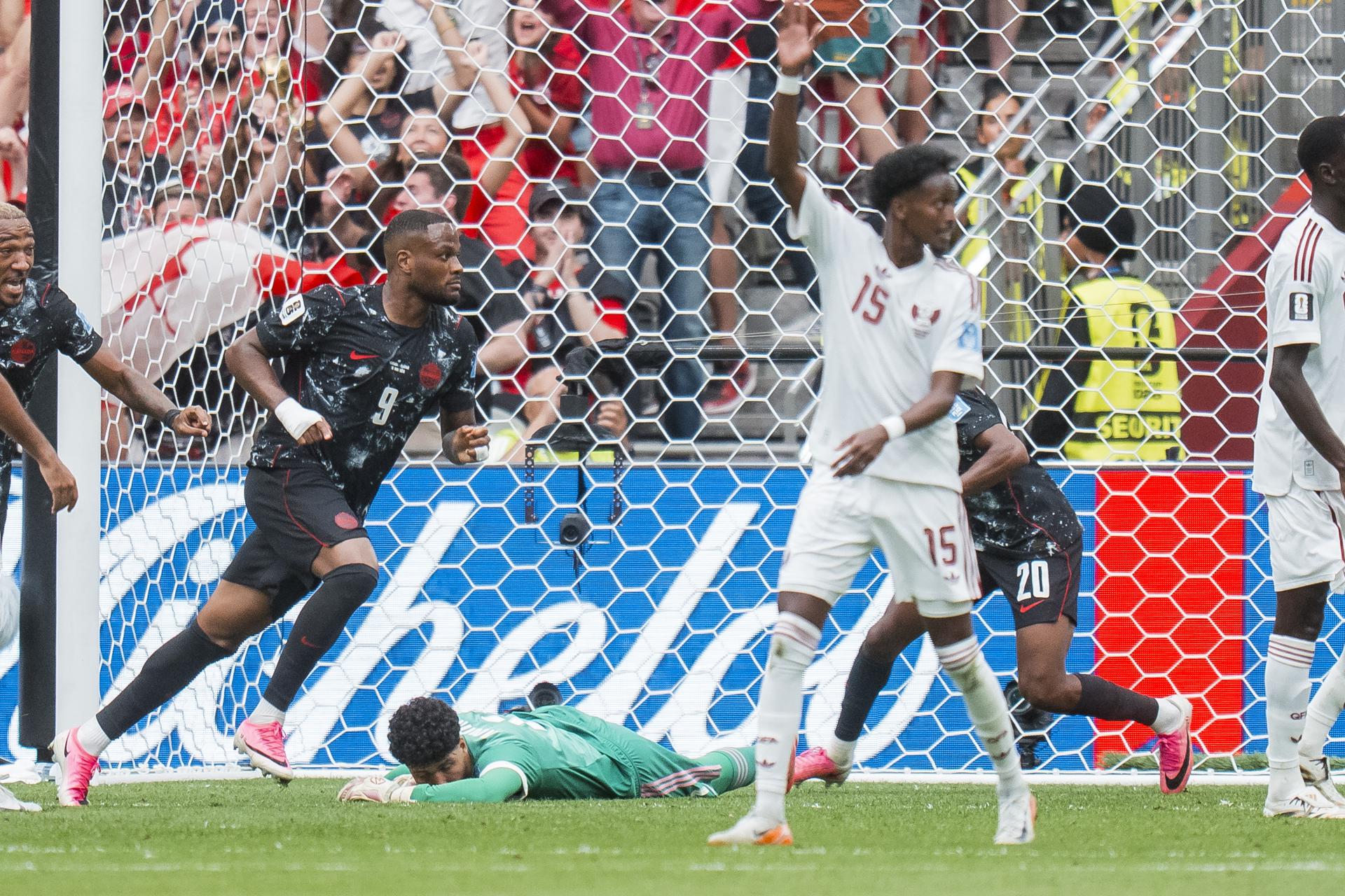 Cyle Larin (i), de Canadá, celebra su gol ante Catar en partido del Mundial 2026 en Vancouver. EFE/EPA/BOB FRID