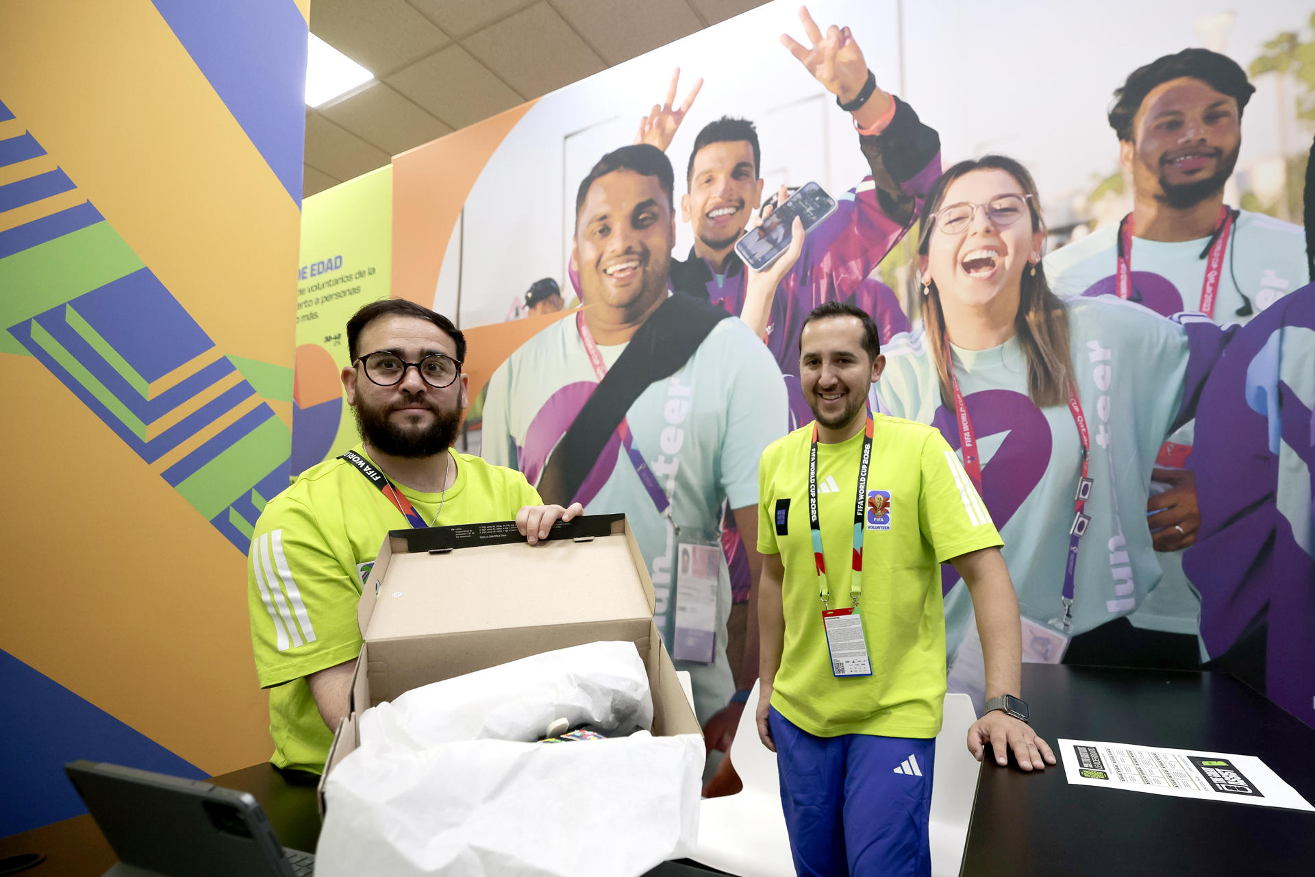 Voluntarios de la Copa Mundial de la FIFA 2026 muestran el calzado que forma parte del uniforme oficial este martes, en Ciudad de México (México). EFE/José Méndez 