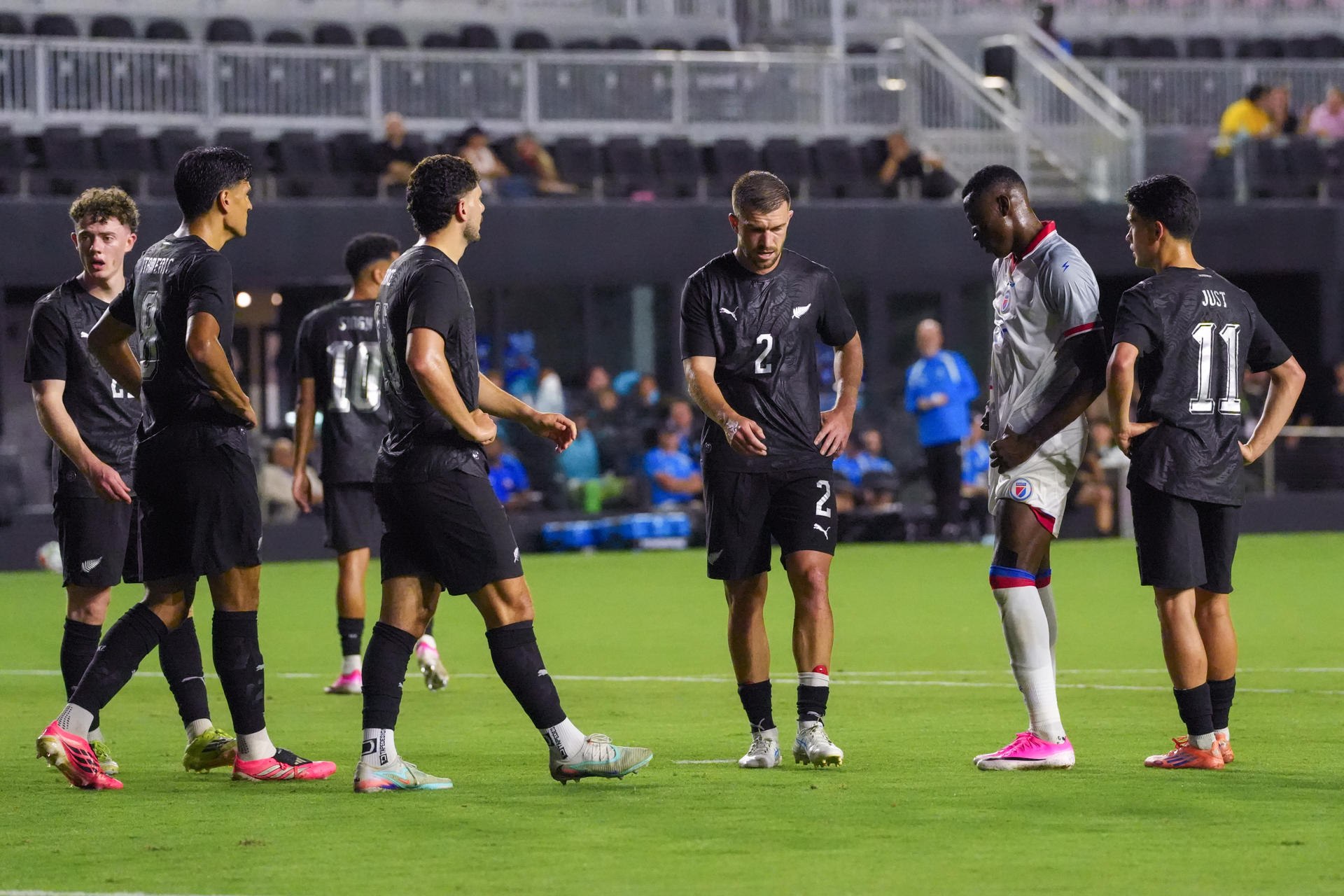 Tim Payne (c) y sus compañeros de Nueva Zelanda reaccionan este martes en un partido amistoso entre Haití y Nueva Zelanda previo a la Copa Mundial de Fútbol de 2026, en el Chase Stadium en Fort Lauderdale (EE.UU.). EFE/ Alberto Boal