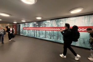 Las estaciones de metro berlinesas, o al menos algunas de ellas, han encontrado una fórmula para "gritar" los goles durante el Mundial para lo que se ha recurrido a un cambio mínimo en el diseño de los letreros en los están sus nombres. EFE/Andrea Gallego