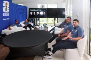 Fotografía cedida por la FIFA donde aparecen los miembros del Grupo de Estudios Técnicos (TSG) de la FIFA para el Mundial 2026, desde la izquierda, Gilberto Silva, Jayne Ludlow, Paulo Wanchope, Pascal Zuberbuhler y Tom Garner hablando durante un evento con periodistas en Bay Harbor Islands, Florida (EE.UU.). EFE/ Leonardo Fernandez / FIFA