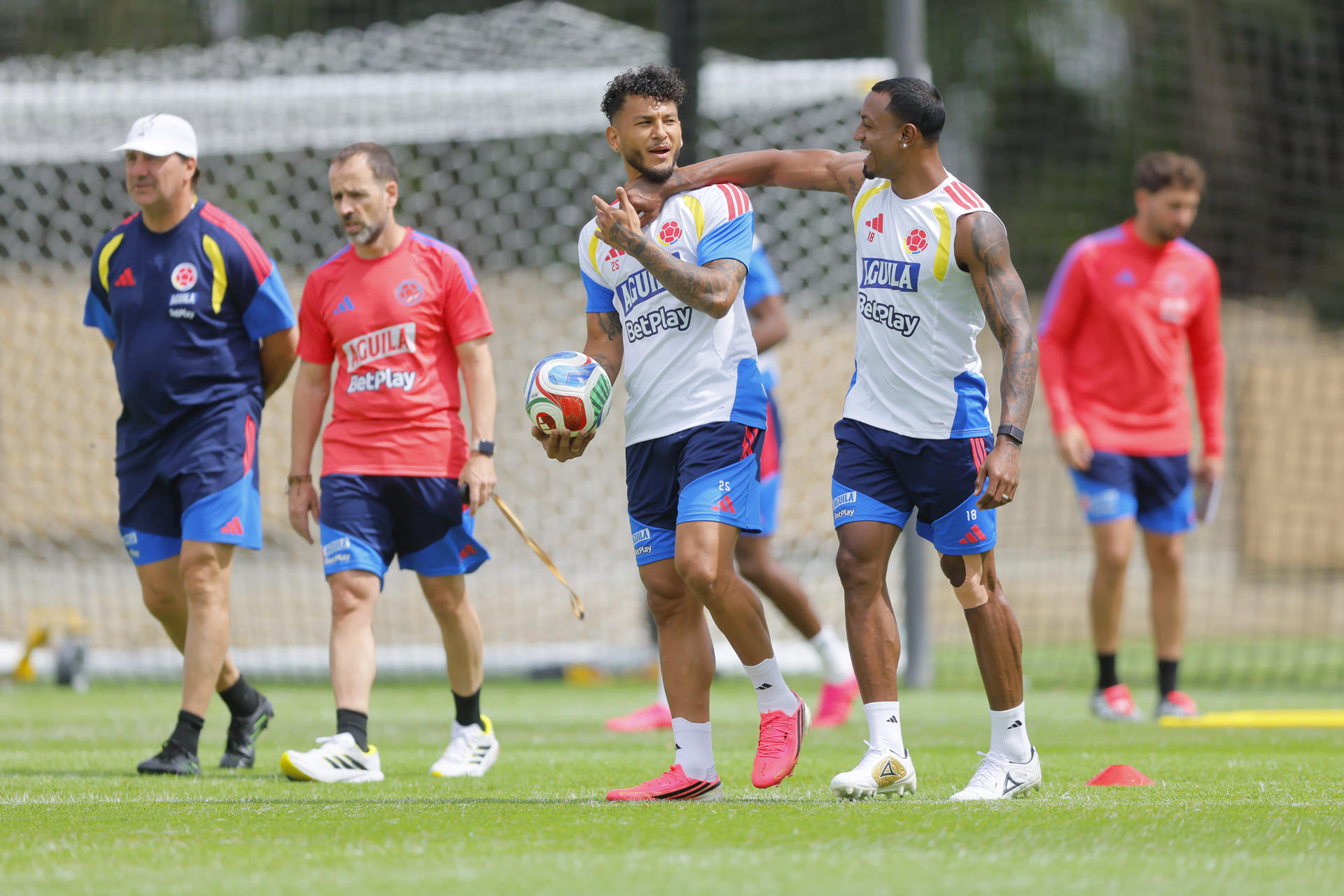 Los jugadores de la selección de Colombia durante el entrenamiento este lunes en la Academia Atlas, ubicado en Zapopan, Jalisco (México).- EFE/ Francisco Guasco