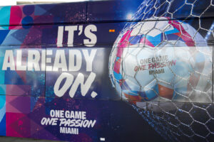 Fotografía que muestra la decoración realizada para los autobuses durante el Mundial de la FIFA 2026 durante una rueda de prensa este lunes, en Miami (EE.UU.). Las autoridades de Miami-Dade anunciaron las novedades del transporte público que pondrán en marcha durante la disputa del Mundial para facilitar el flujo de aficionados, que incluye transporte gratuito de enlace al Hard Rock Stadium para los seguidores con entradas. EFE/Alberto Boal