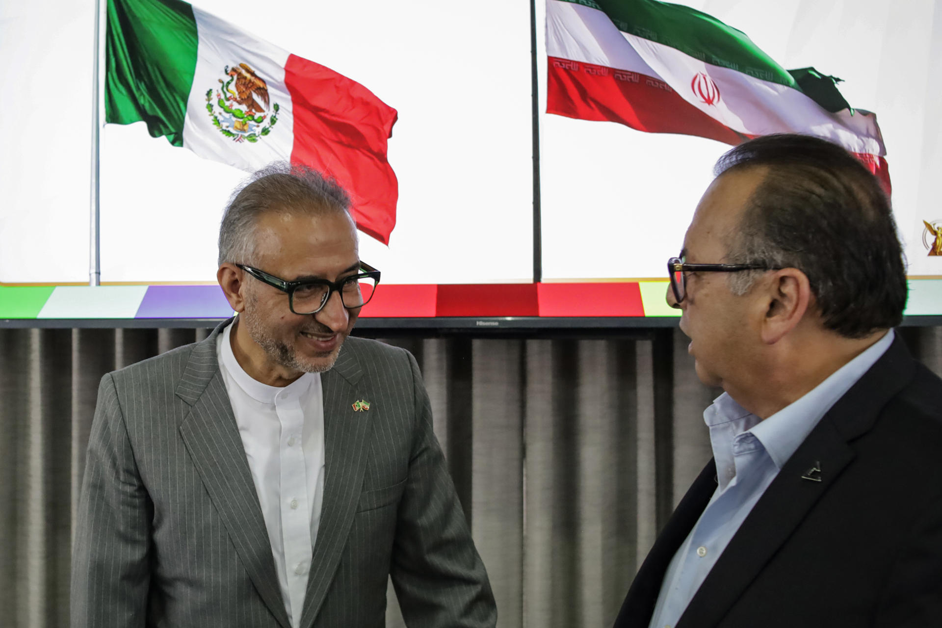 El embajador de Irán en México, Albolfazl Pasandideh (i), fue captado este 6 de junio, durante una conferencia de prensa, en la ciudad de Tijuana (México). EFE/Joebeth Terríquez 