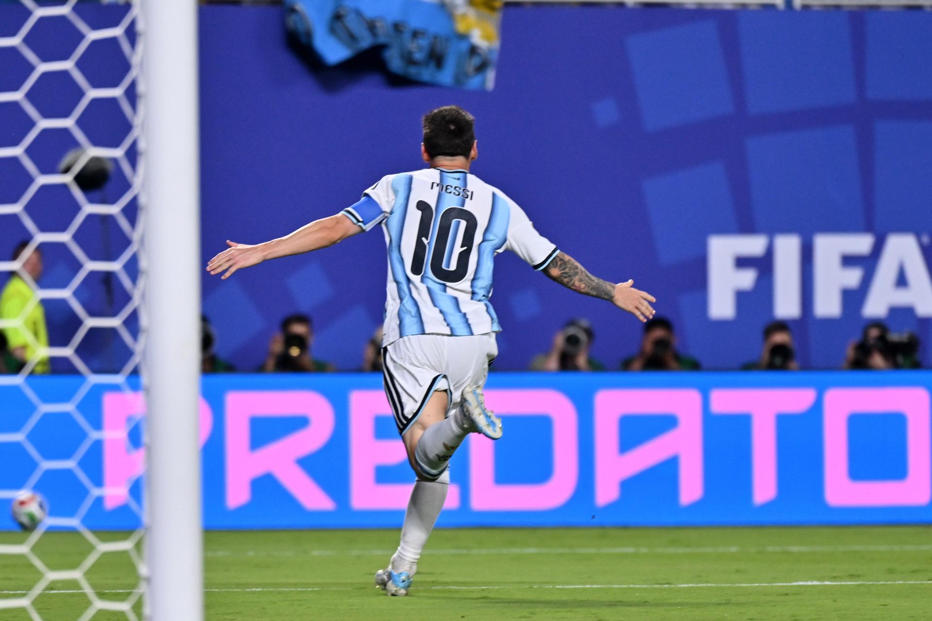 Lionel Messi escribió una nueva página en la historia grande del fútbol al marcar los tres goles con los que Argentina venció por 3-0 a Argelia en un partido que lo llevó a alcanzar al alemán Miroslav Klose como máximo goleador de los Mundiales, con 16. EFE/EPA/AMY KONTRAS