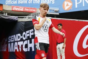 El internacional alemán Lennart Karl, antes de comenzar el entrenamiento de este viernes con su selección en Chicago (Estados Unidos). EFE/KAMIL KRZACZYNSKI