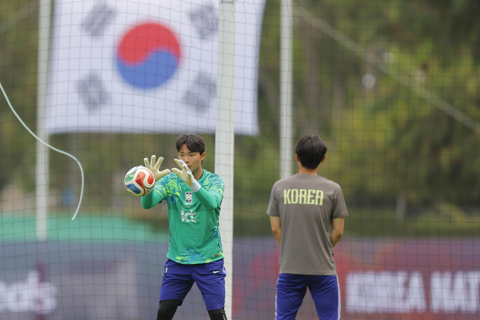 El portero de Corea del Sur Song Bum-keun participa en un entrenamiento este lunes, en Guadalajara (México). Corea se prepara para enfrentar a México como parte del grupo A del Mundial de la FIFA 2026. EFE/ Francisco Guasco 