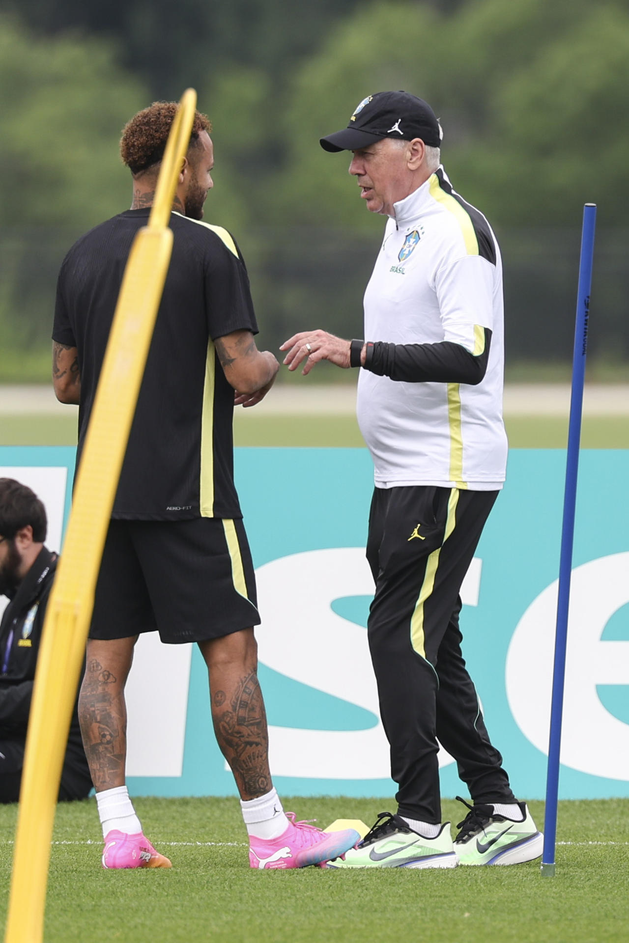 El seleccionador de Brasil, Carlo Ancelotti (d), habla con el jugador Neymar durante un entrenamiento en el centro de entrenamiento Columbia Park este jueves, en Morristown, New Jersey (EE.UU.). EFE/SEBASTIÃO MOREIRA