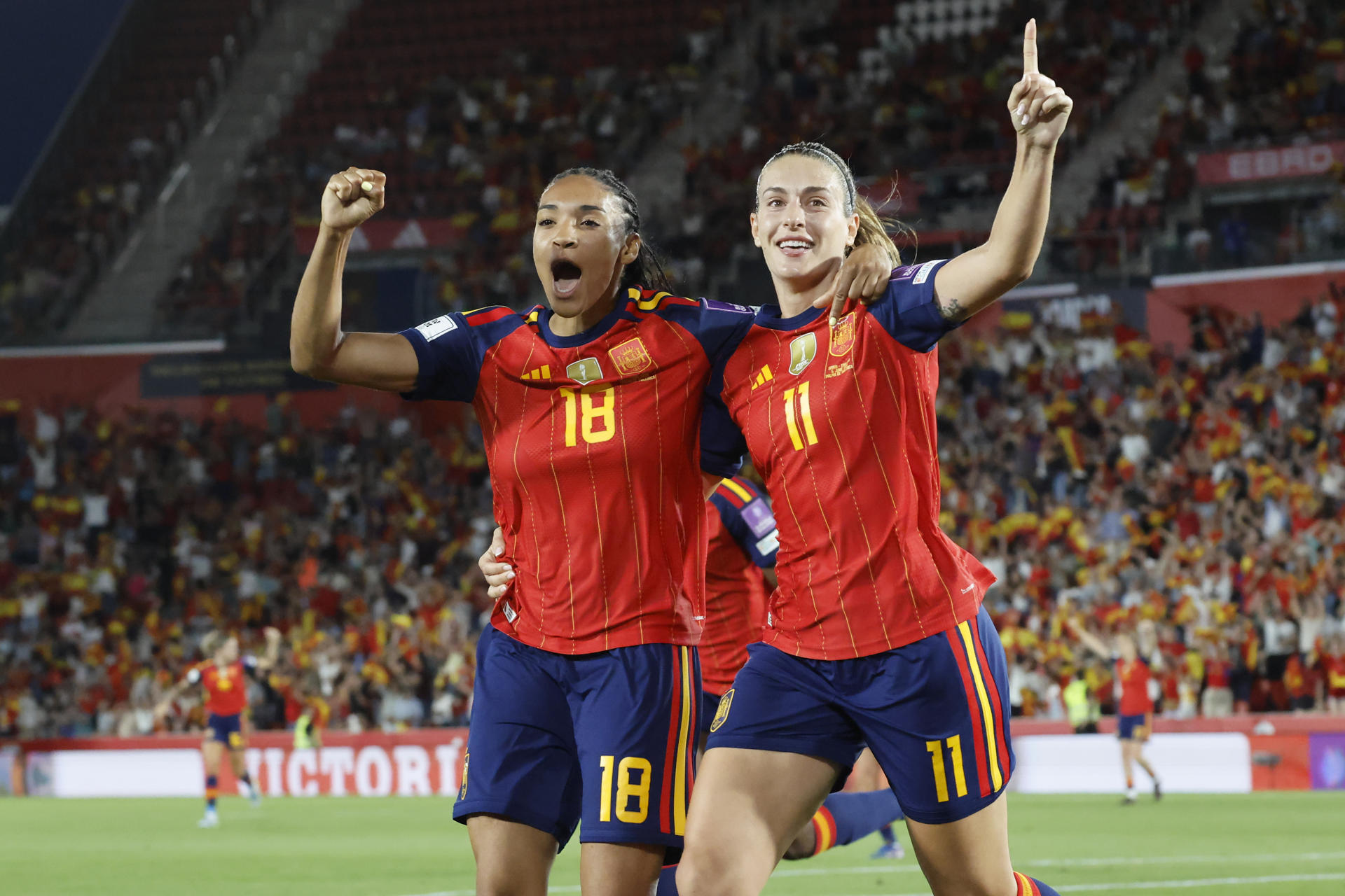 La centrocampista de España Alexia Putellas (d) celebra tras anotar el 2-0 durante el partido de la fase de clasificación para el Mundial femenino de Brasil 2027 que las selecciones de España e Inglaterra disputan este viernes en el estadio de Son Moix, en Palma. EFE/Cati Cladera
