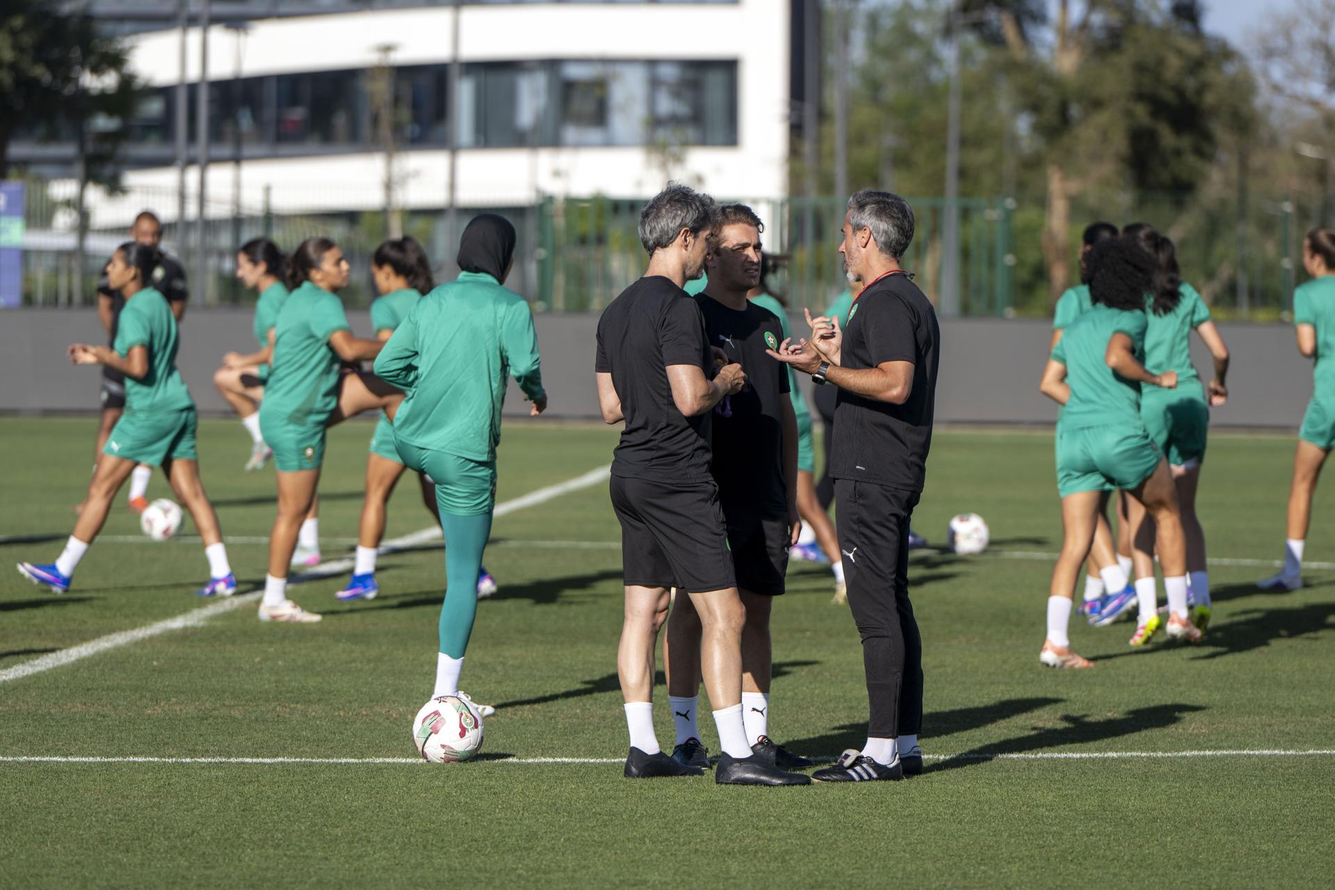 El seleccionador de fútbol femenino de Marruecos Jorge Vilda (c-i), durante un entrenamiento de su selección este viernes. EFE/JALAL MORCHIDI