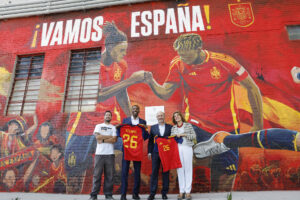 El alcalde de Atlanta, Andre Dickens (2i), el presidente de la Federación Española, Rafael Louzán (2d), la embajadora de España en Estados Unidos, Ángela Moreno (d), y el autor del mural Fabián Bravo Guerrero 'Kato' posan este domingo con el mural conmemorativo en la Casa de España, en Atlanta (Estados Unidos). EFE/ Lavandeira Jr
