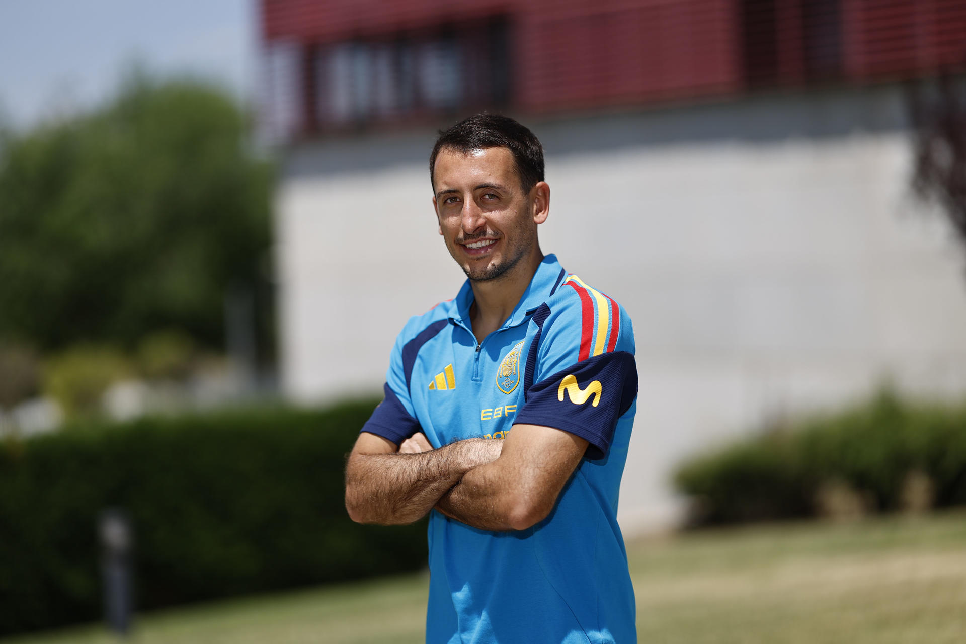 El delantero de la selección española, Mikel Oyarzabal atiende a los periodistas durante el día abierto a los medios en la concentración de la selección con motivo de su partipación en el Mundial este lunes en la Ciudad del Fútbol de Las Rozas, Madrid. EFE/ Rodrigo Jimenez