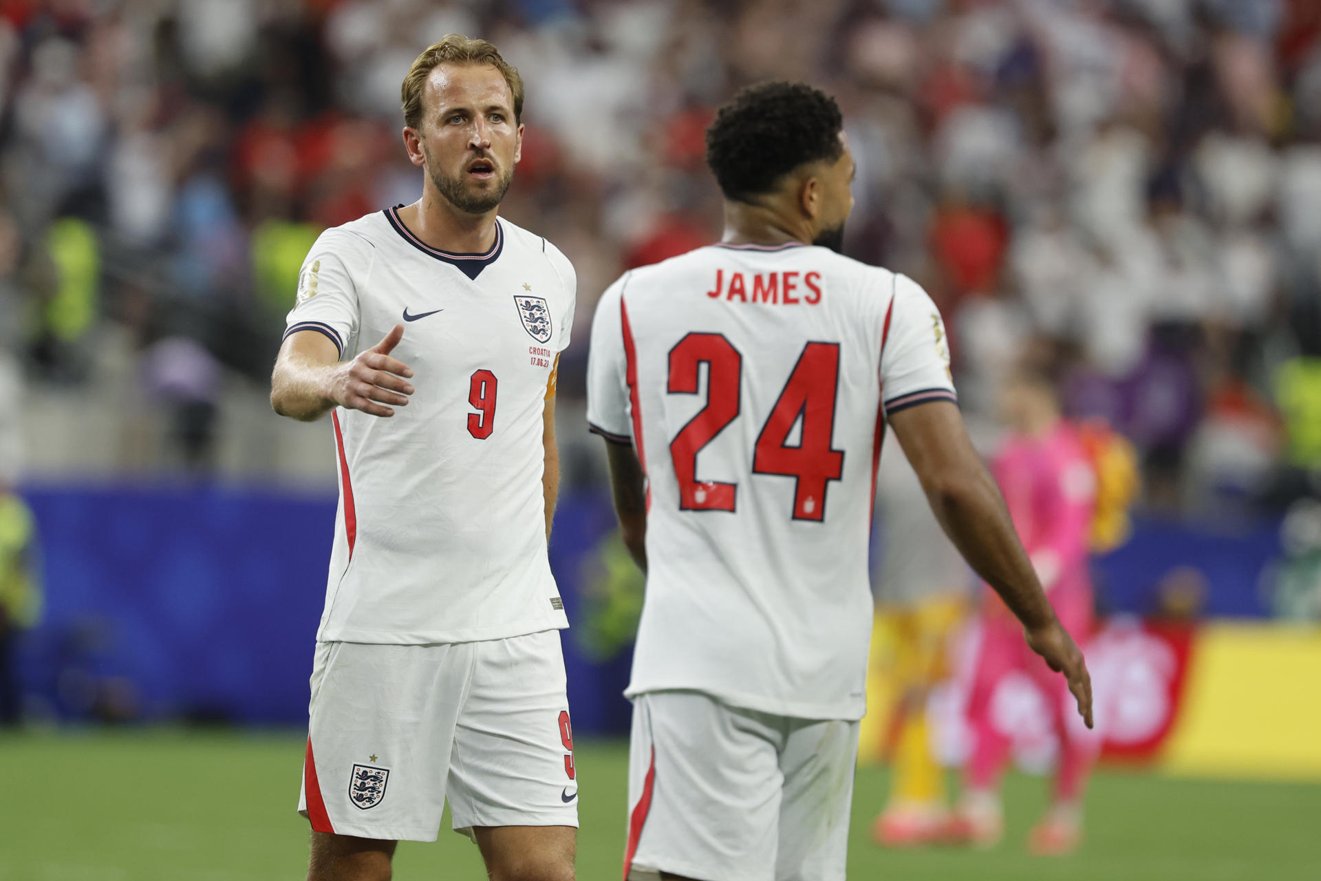 Harry Kane (i) de Inglaterra abraza a Reece James este miércoles, al final de un partido del grupo L del Mundial de la FIFA 2026 entre Inglaterra y Croacia en el estadio AT&T en Dallas (EE.UU.). EFE/ Mariscal