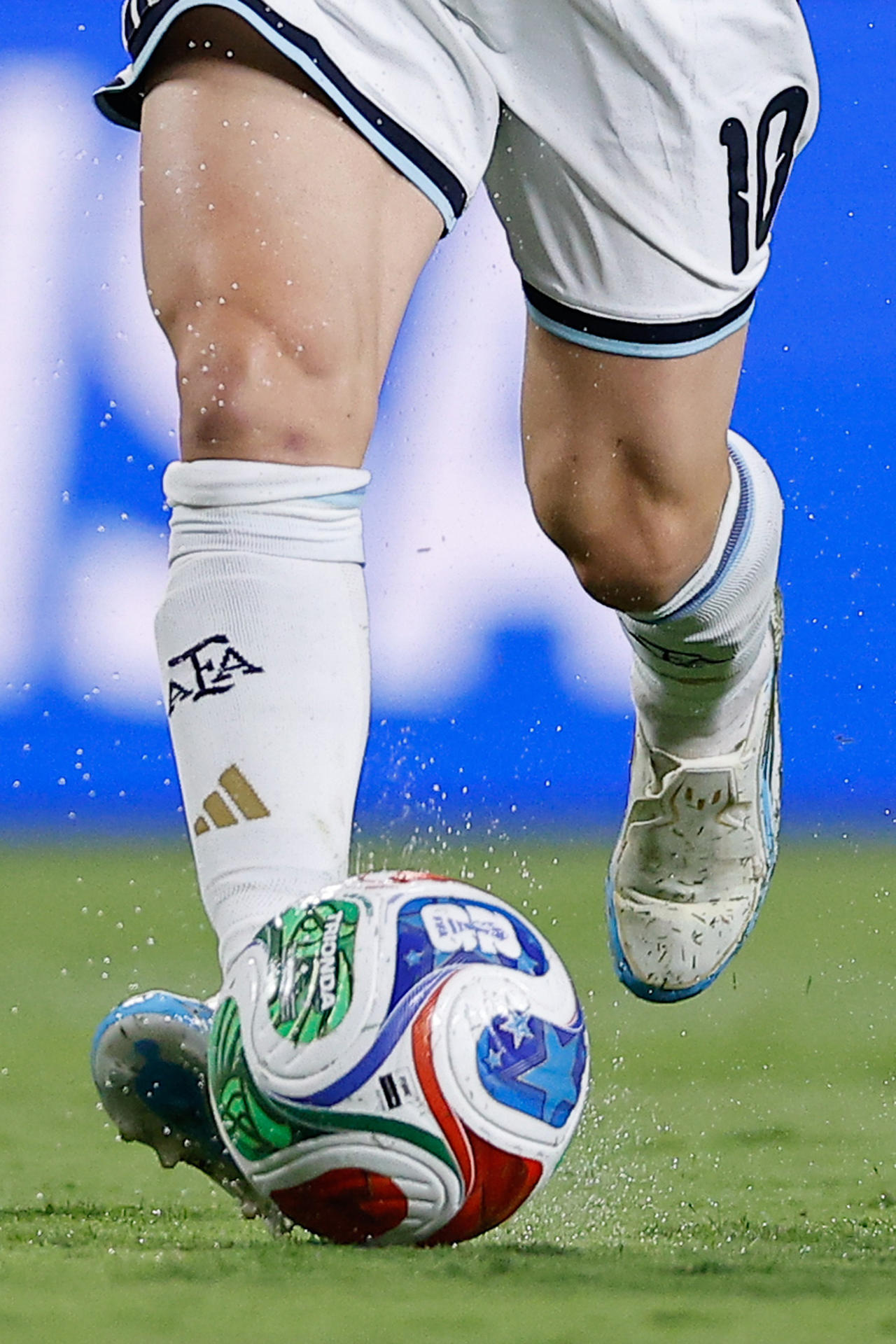 El argentino Lionel Messi controla el balón durante el partido disputado este martes por su selección contra Algeria en Kansas City. EFE/Juan Ignacio Roncoroni