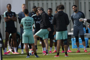 El seleccionador de Panamá, Thomas Christiansen (c), dirige un entrenamiento en el complejo deportivo de Nottawasaga, en Ontario (Canadá). EFE/Bienvenido Velasco
