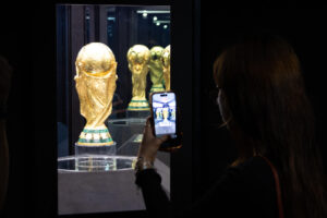 Fotografía de Carlos Ramírez, en la que puede verse en una imagen de archivo del pasado 3 de mayo a una persona tomando una fotografía del trofeo de la Copa Mundial de la FIFA 2026. EFE