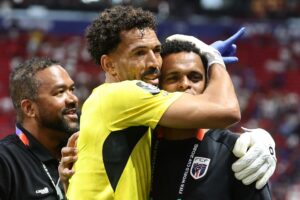El portero de Cabo Verde Vozinha (c), durante el partido que su selección disputó contra la de España este lunes en el Mundial de Estados Unidos, México y Canadá. EFE/ RONALD WITTEK