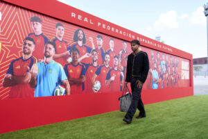 El jugador de la selección española de fútbol, Lamine Yamal, a su llegada el pasado 30 de mayo a la concentración del combinado español en la Ciudad del Fútbol de Las Rozas, en Madrid. EFE / Ángel Martínez / RFEF. *SÓLO USO EDITORIAL*