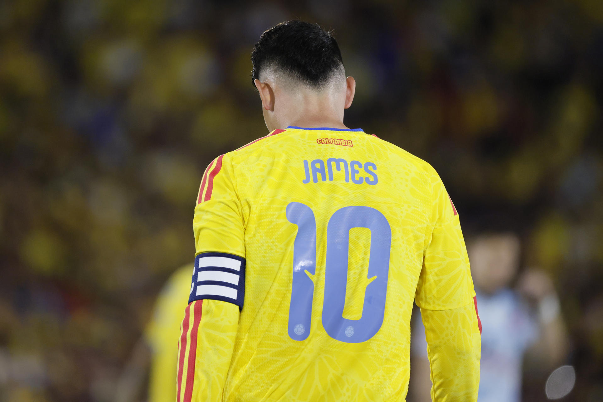 James Rodríguez, de Colombia, camina por el campo de juego este lunes en el partido amistoso entre Colombia y Costa Rica en el estadio El Campín de Bogotá (Colombia). EFE/ Carlos Ortega 