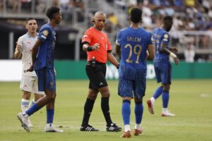 Fotografía de Shawn Thew, en la que puede verse en una imagen de archivo del 23 de junio de 2025 al árbitro Wilton Sampaio (c), durante un partido. EFE