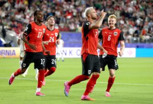 Marko Arnautovic (C) de Austria es celebrado por sus compañeros tras marcar el tercer gol de su equipo de penalti durante el partido de la fase de grupos de la Copa Mundial de la FIFA 2026 entre Austria y Jordania, en San Francisco, EE. UU. EFE/EPA/BENJAMIN FANJOY
//////////
SAN FRANCISCO (United States), 17/06/2026.- Marko Arnautovic (C) of Austria is celebrated by teammates after scoring his team's third goal from a penalty during the FIFA World Cup 2026 group stage match Austria against Jordan, in San Francisco, USA, 16 June 2026. (Jordania) EFE/EPA/BENJAMIN FANJOY