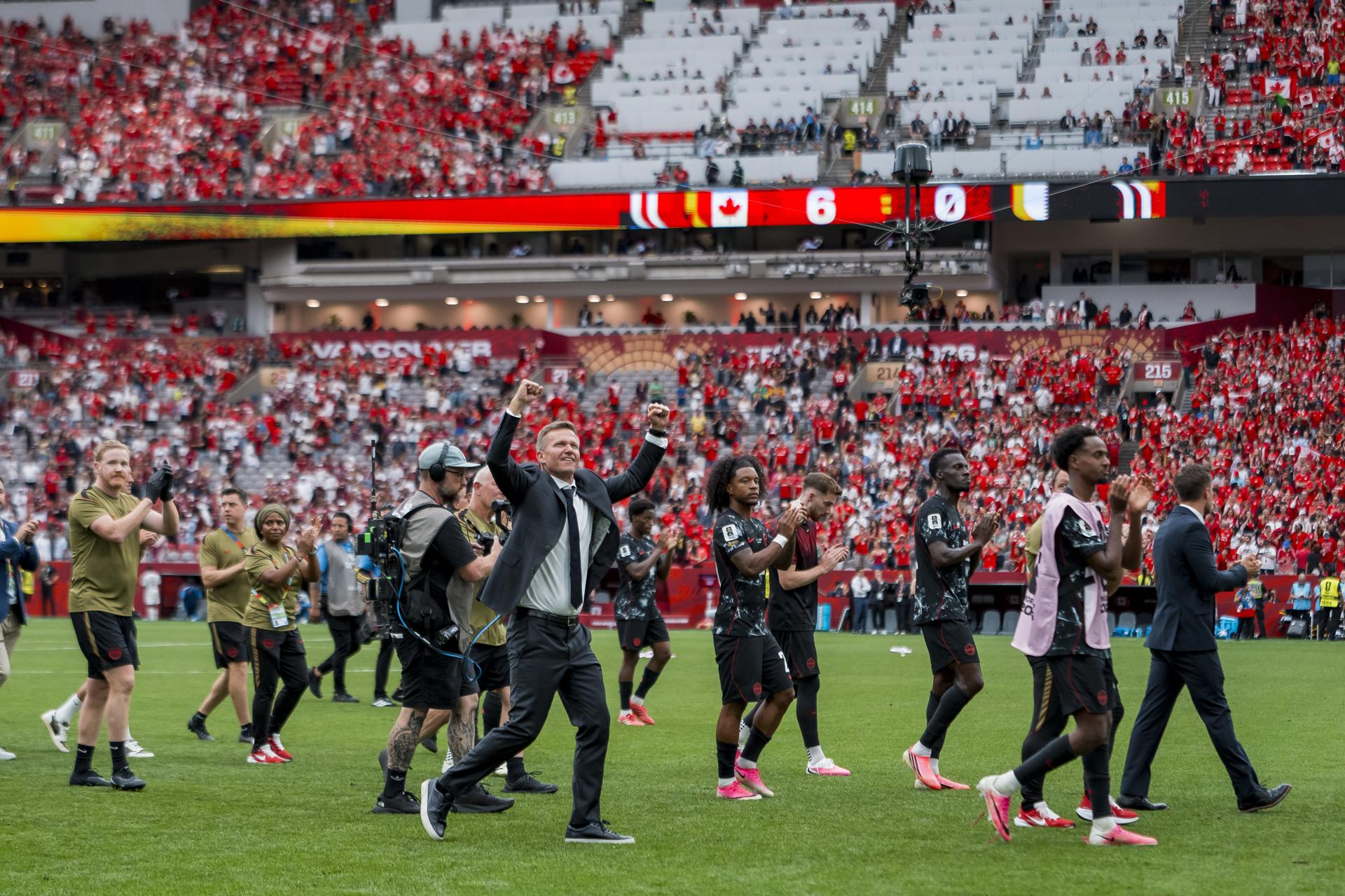 El seleccionador de Canadá, Jesse Marsch (C), celebra la victoria al final del partido de la fase de grupos del Mundial de la FIFA 2026 entre Canadá y Catar en Vancouver, Canadá.EFE/EPA/BOB FRID