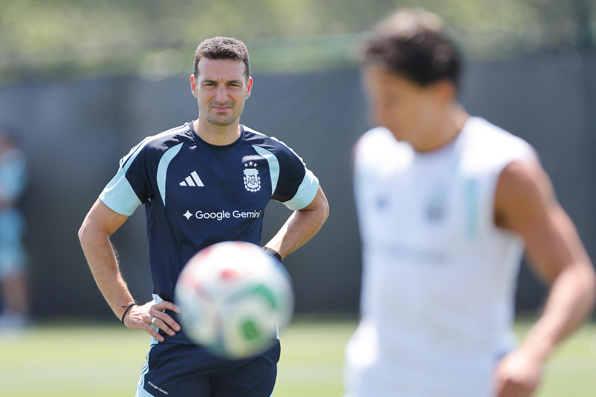 El entrenador de Argentina, Lionel Scaloni, durante una sesión de entrenamiento en Kansas City (EE.UU.), de cara al partido del grupo J del Mundial 2026 que disputarán contra Austria. EFE/ Juan Ignacio Roncoroni