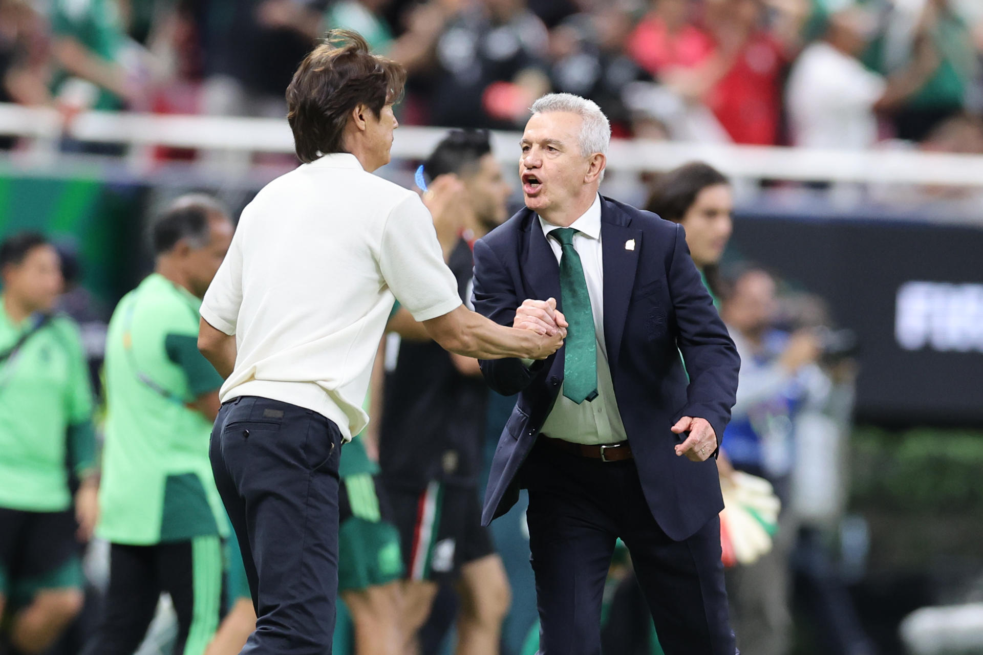 El seleccionador de México Javier Aguirre (d) saluda a su homólogo de Corea del Sur Hong Myung-bo este jueves, al final un partido del grupo A del Mundial de la FIFA 2026 entre México y Corea del Sur, en el estadio Akron en Guadalajara (México). EFE/ EFE/ Alex Cruz