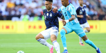 Lautaro Martínez (i) de Argentina disputa un balón con Kervin Arriaga de Honduras el pasado 6 de junio, en un partido amistoso previo al Mundial de la FIFA 2026 entre Argentina y Honduras en el Kyle Field de Texas (Estados Unidos). EFE/ Carlos Ramírez
