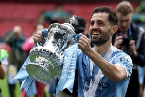 Bernardo Silva, nuevo jugador del Real Madrid, celebra con la copa tras ganar la final de la FA Cup inglesa entre el Chelsea FC y el Manchester City, en Londres. EFE/EPA/NEIL HALL
