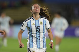 Florencia Bonsegundo, de Argentina, celebra un gol en un partido de la Liga de Naciones entre Ecuador y Argentina en el estadio Atahualpa de Quito (Ecuador). EFE/ José Jácome