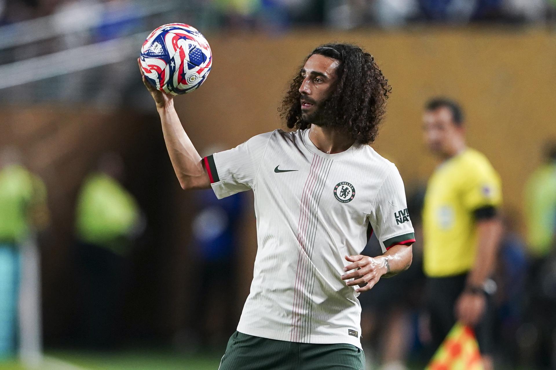 Fotografía de Will Oliver, en la que puede verse en una imagen de archivo del 4 de julio de 2025 al español Marc Cucurella, del Chelsea. EFE
