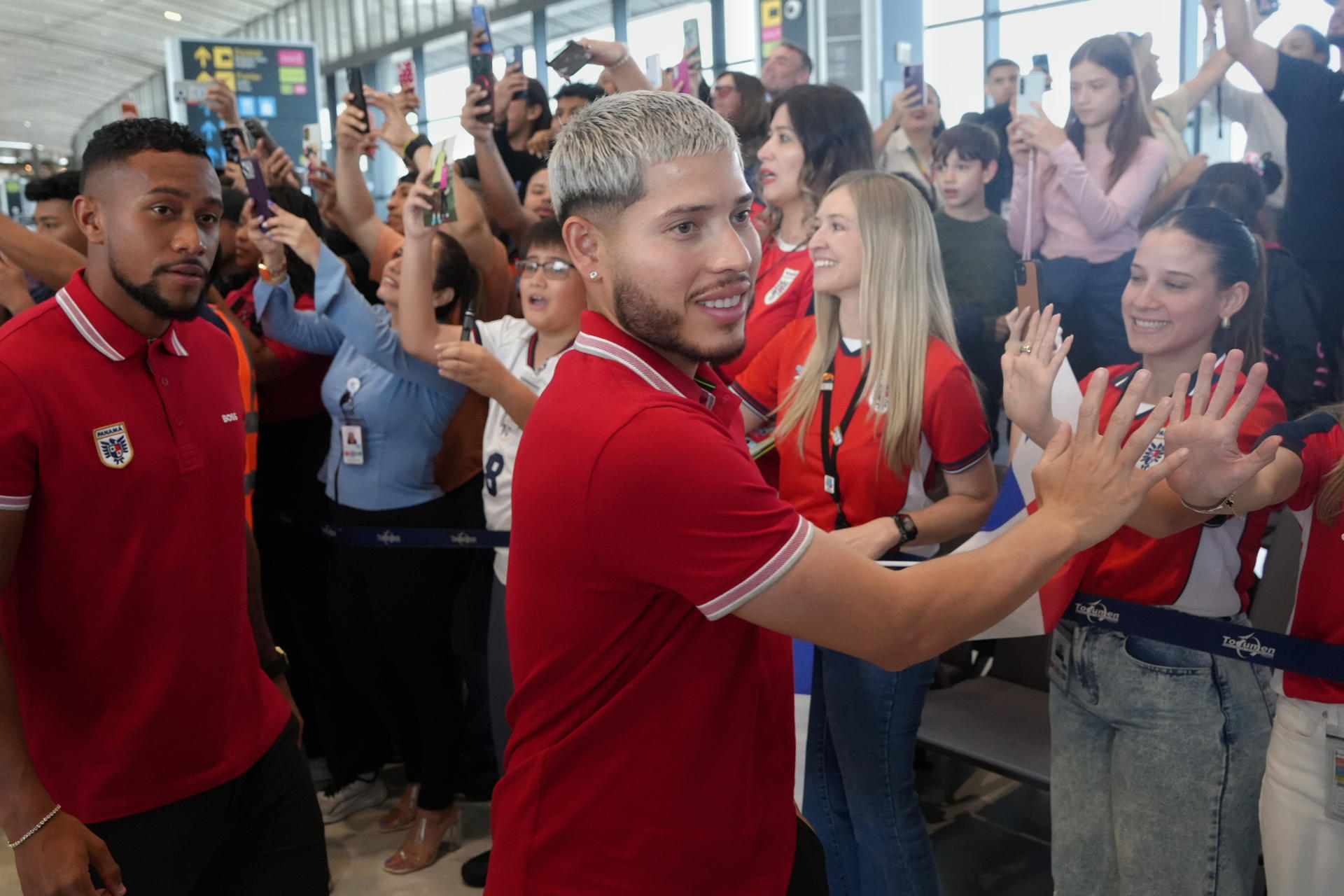 Jugadores de la selección de Panamá se despiden de los aficionados en el aeropuerto de Tocumen, en Ciudad de Panamá (Panamá). EFE/Aris Mariota