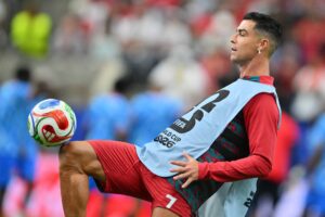El portugués Cristiano Ronaldo, durante el calentamiento antes del partido del Mundial FIFA 2026 que disputaron Portugal y la República Democrática del Congo, en Houston. EFE/SAM WASSON