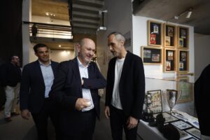 El presidente de la Real Federación Española de Fútbol, Rafael Louzán (c), recorre la exposición ‘Cuando España jugó en México’ este miércoles, en Ciudad de México (México). EFE/ Sáshenka Gutiérrez