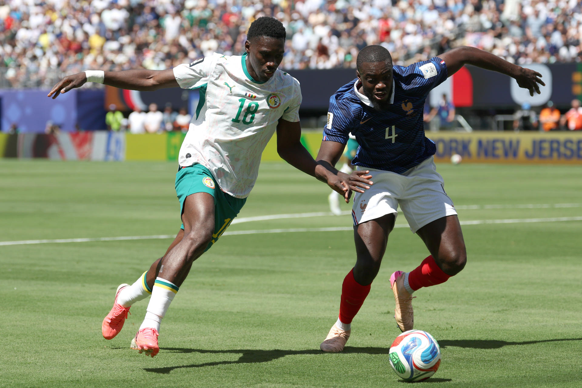 Dayot Upamecano (d), de Francia, disputa el balón con Ismaila Sarr (i), de Senegal, este martes, en un partido del grupo I del Mundial de la FIFA 2026 entre Francia y Senegal en el estadio MetLife de Nueva Jersey (Estados Unidos). EFE/ Sebastiao Moreira