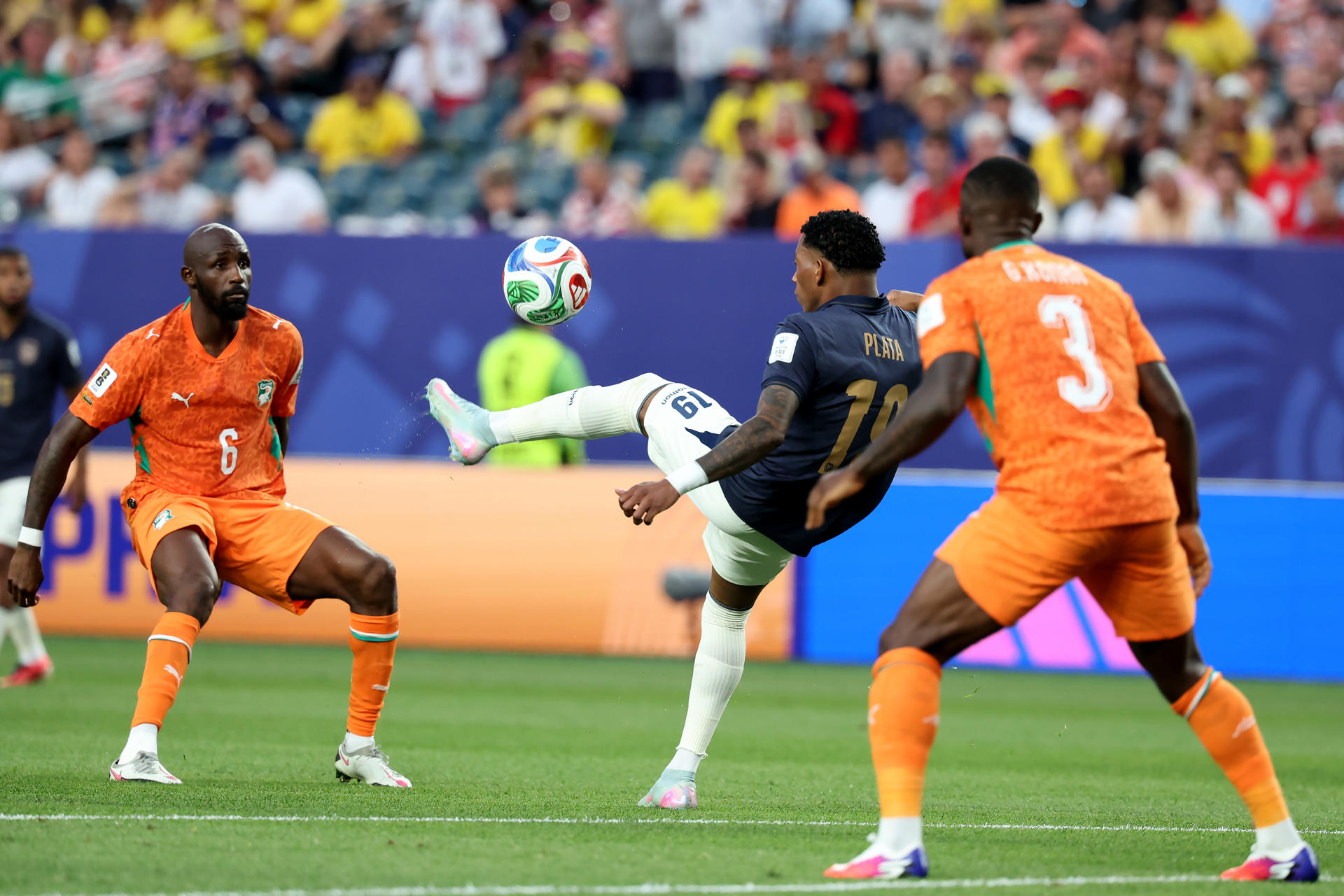 Gonzalo Plata (c), de Ecuador, durante un partido del grupo E del Mundial 2026 ante Costa de Marfil en el estadio Lincoln Financial Field en Filadelfia (Estados Unidos). EFE/Sebastiao Moreira
