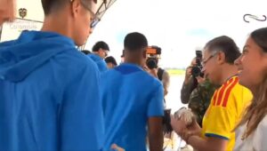 Captura de video de una transmisión del Canal Institucional del Gobierno de Colombia donde se ve al futbolista James Rodríguez (i) frente a la hija del presidente de Colombia Gustavo Petro, durante la entrega del pabellón nacional a la selección en Bogotá (Colombia). EFE/ Canal Institucional