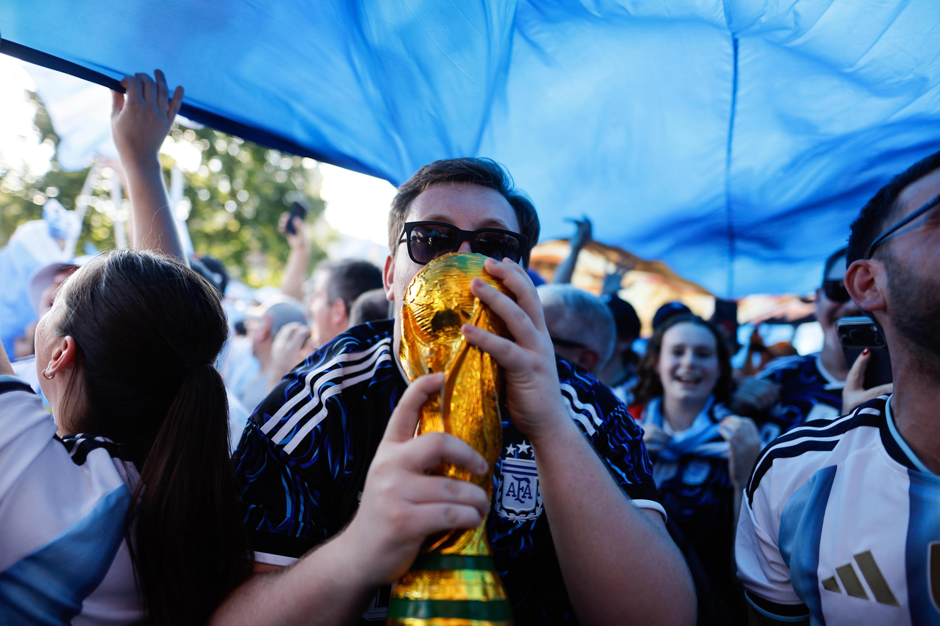 Aficionados de Argentina participan en un banderazo este lunes, previo al partido contra Argelia durante el Mundial de la FIFA 2026, en Kansas (Estados Unidos). EFE/ Juan Ignacio Roncoroni